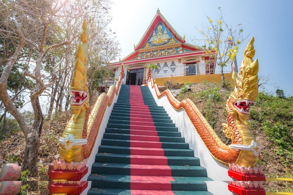 The-entrance-stairs-of-Wat-Koh-Sirey
