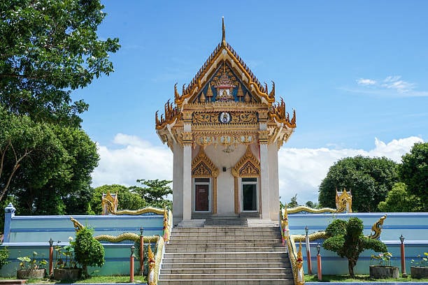 The Attraction of Koh Sumai, Beautiful Temple in Wat Khunaram