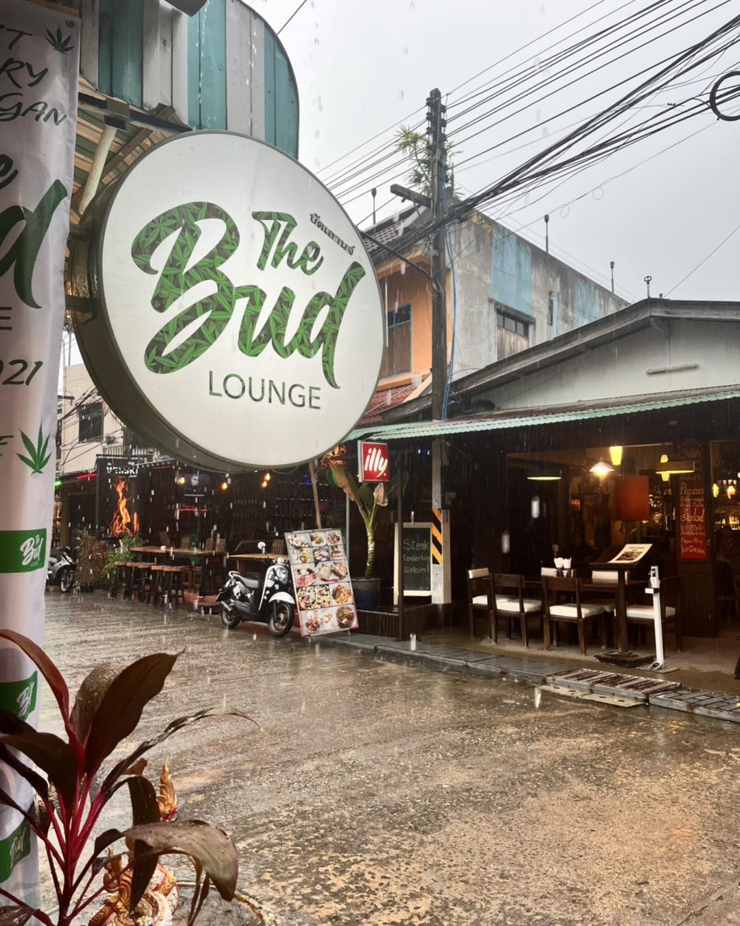 The entrance of the Bud Lounge Koh Phangan