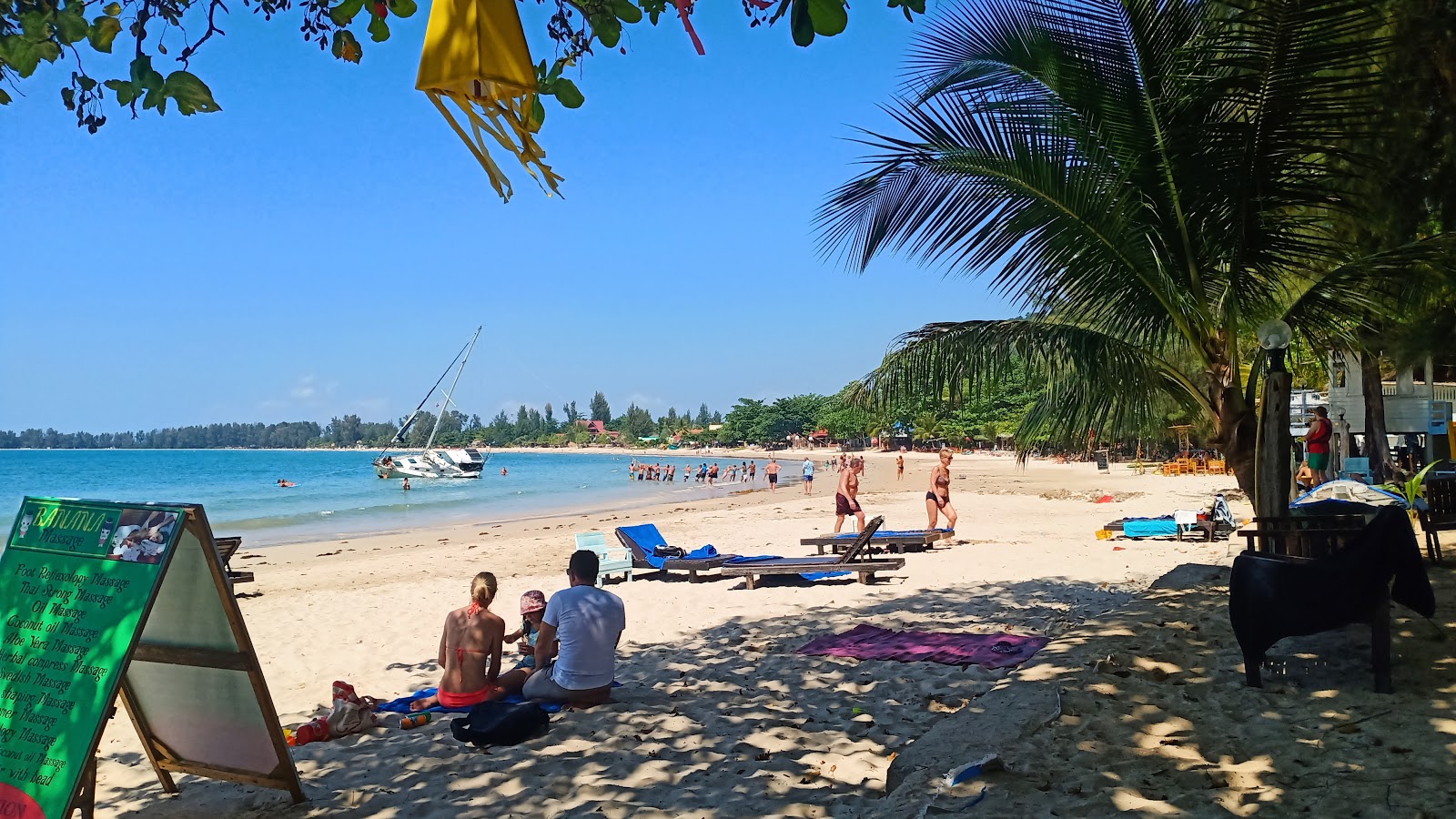 Laem Kho Kwang Beach, Koh Lanta Tourist In Laem Kho Kwang Beach, Koh Lanta