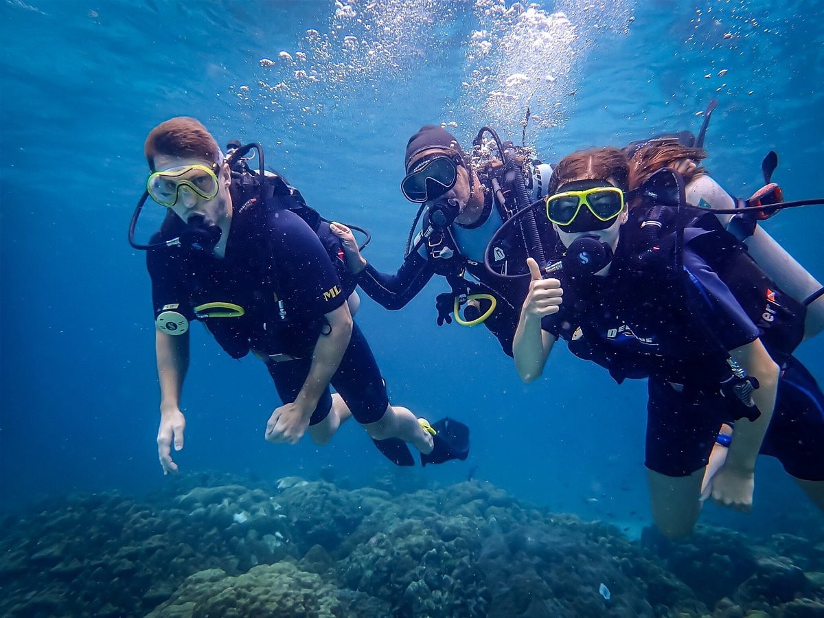  People enjoying scuba diving on Kantinag Beach