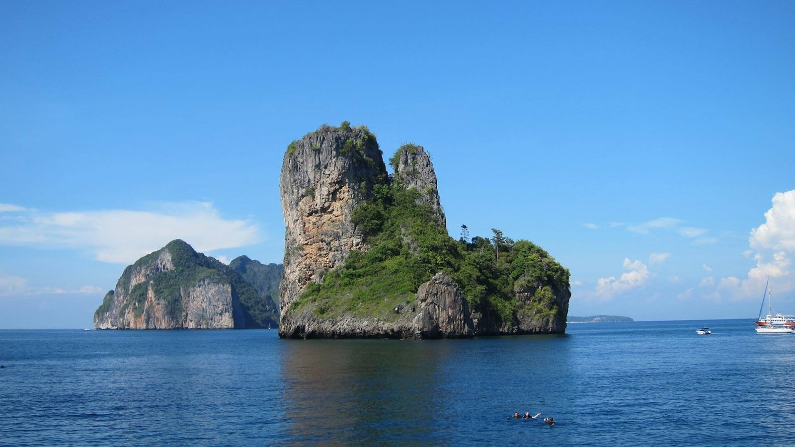 The famous Koh Bida Nai Diving Site in Koh Lanta