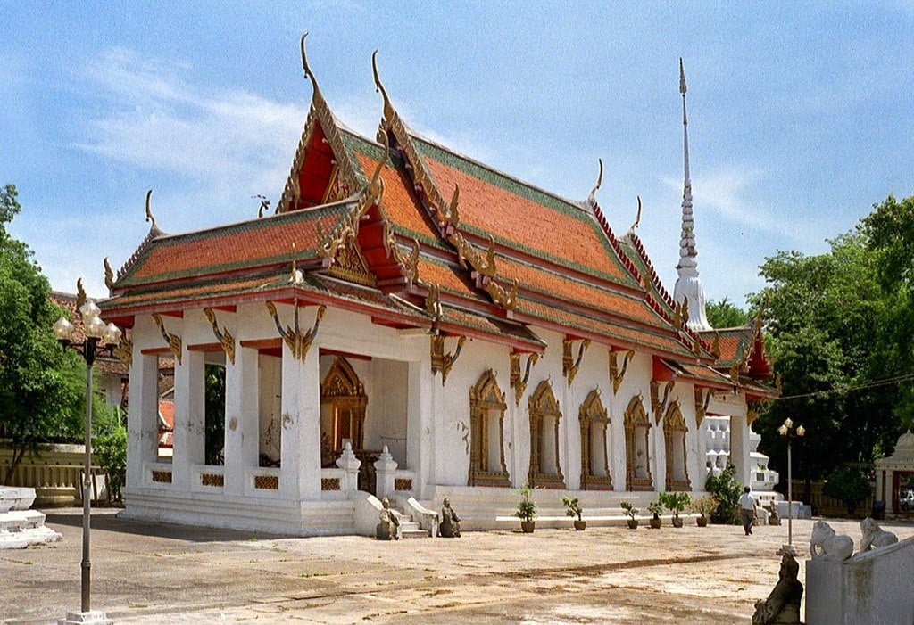 The majestic Wat Suwannaram in Bangkok