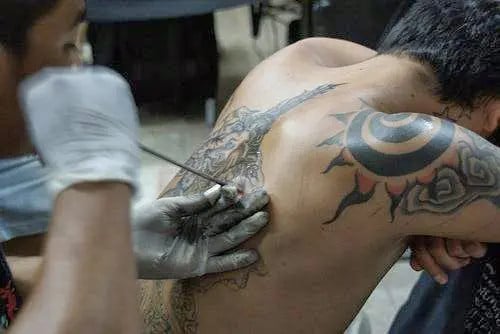 The artist making tattoo at Extreme Tattoo by Add, Koh Samui
