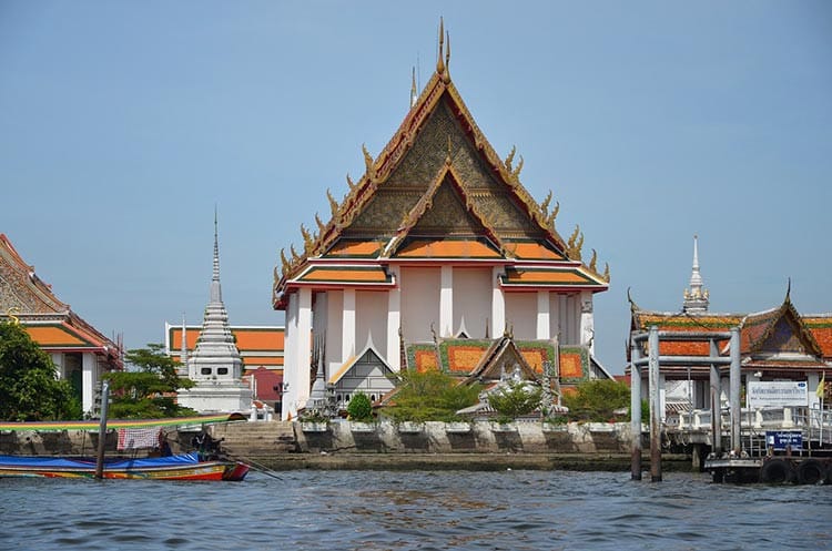 The majestic Wat Kalyanamit in Bangkok